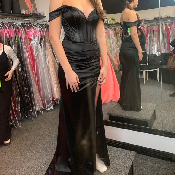 Elegant Black Off-Shoulder Dress - Picture 1 of 5